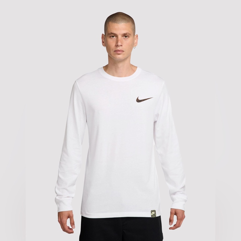 The Nike Sportswear Club Long-Sleeve T-Shirt